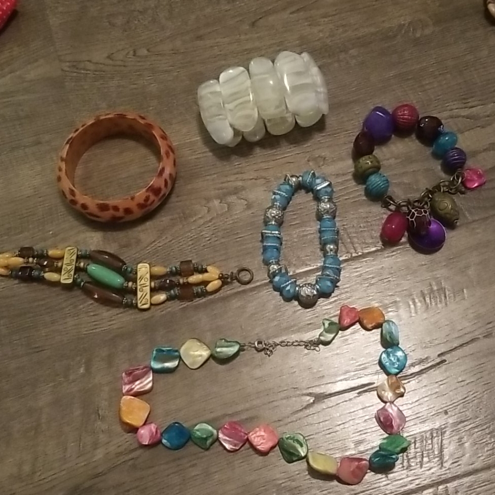 Costume jewelry. 5 bracelets. 1 necklace.